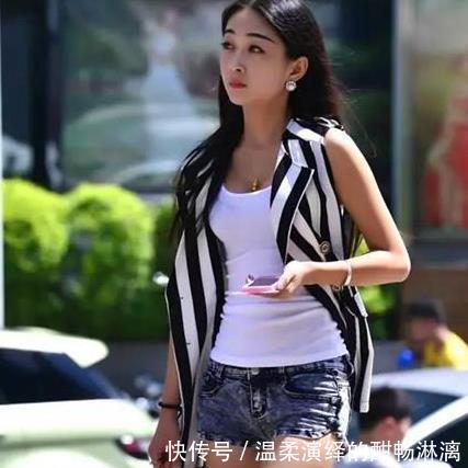 气质@一件白色上衣配黑色短裤，时尚靓丽气质，街拍靓女如云的小姐姐