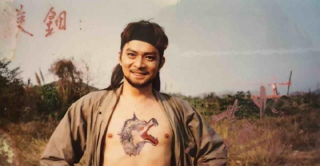 「回忆」何美钿近日发布天龙八部珍贵剧照，瞬间引起了回忆杀！