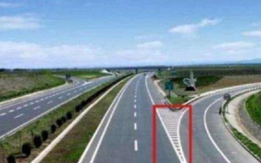 在下高速公路时，最好不要走这条道，很多人都不知道