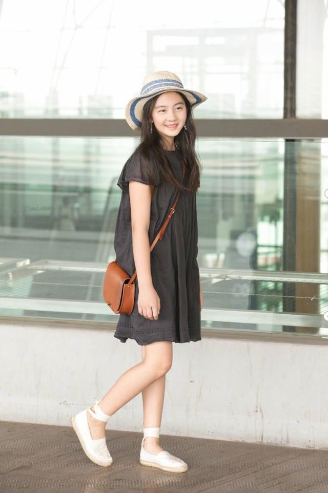 两人同岁，在机场黄多多美丽时尚，但到了巴黎秀场，李嫣霸气外露