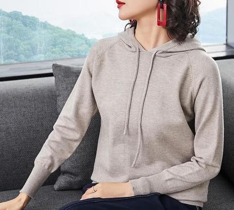 马上就到中秋，别买风衣了！今年流行穿洋气卫衣，显瘦显嫩超养眼