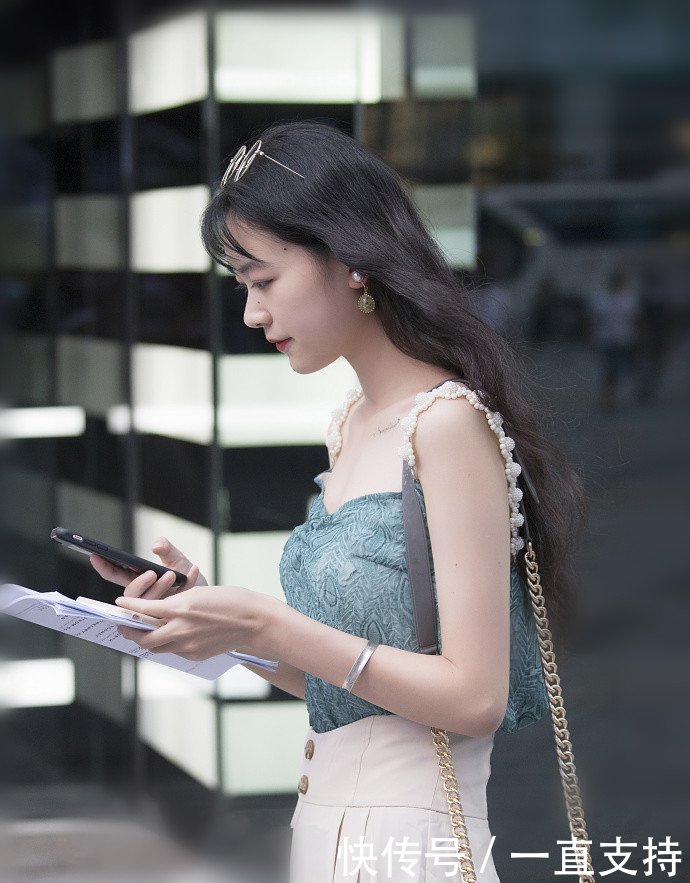 路人街拍：穿短裤的小姐姐，个子虽然不算高，性感美腿很诱人