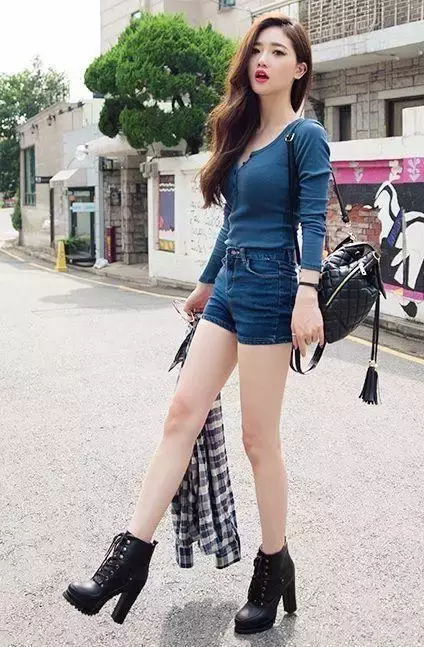 街拍路人,盛装出行不如简简单单的穿搭,既时尚又舒适