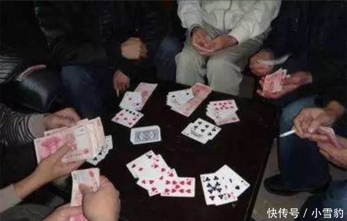 农民疑惑: 为啥农村打牌罚款, 城里却允许棋牌室存在? 看看专家怎