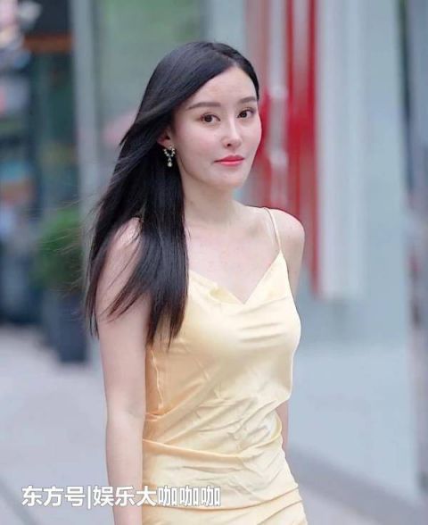  「气质」街拍：美不胜收的美女，一件米黄色连衣裙，气质女神东方美