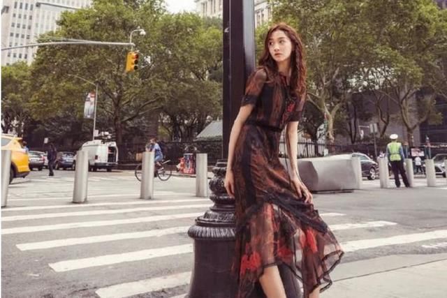 关晓彤时装周首秀，印花纱裙穿出成熟感，难怪鹿晗会喜欢她