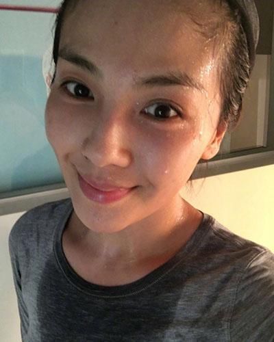 奶茶妹妹章泽天不惧路人镜头 !网友:原来素颜还可以这么美!