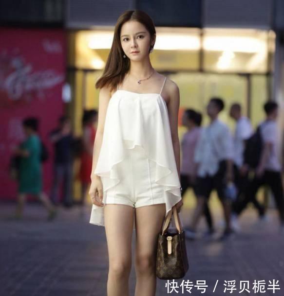  女人：街拍：成熟优雅的小姐姐，霸气性感美腿，尽显女人魅力！