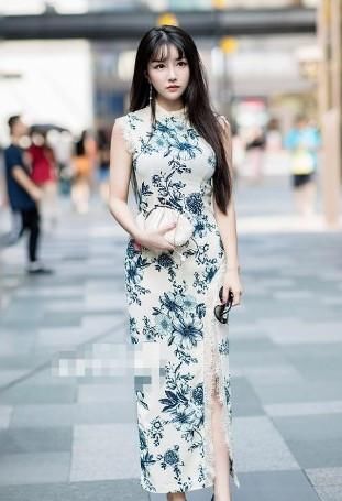 『旗袍』路人街拍,图一两位女孩的打扮简单又很显青春