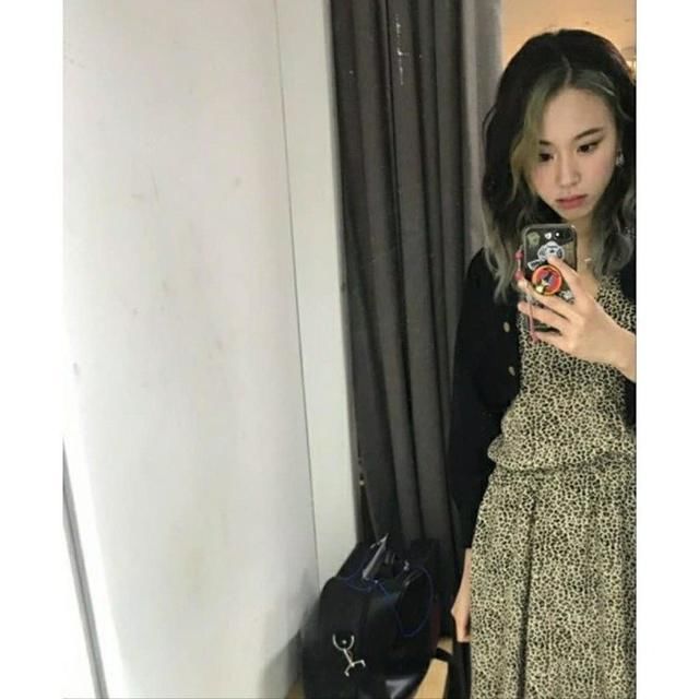 「蟒蛇」金卡戴珊蟒蛇纹染发被抓包,凯莉詹娜的刘海挑染才是今年染发趋势
