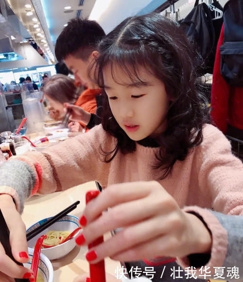  『蓝色』陆毅晒大女儿近照，11岁贝儿抱吉他自弹自唱，身高已到爸爸肩膀