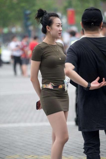 街拍紧身衣，好身材呼之欲出