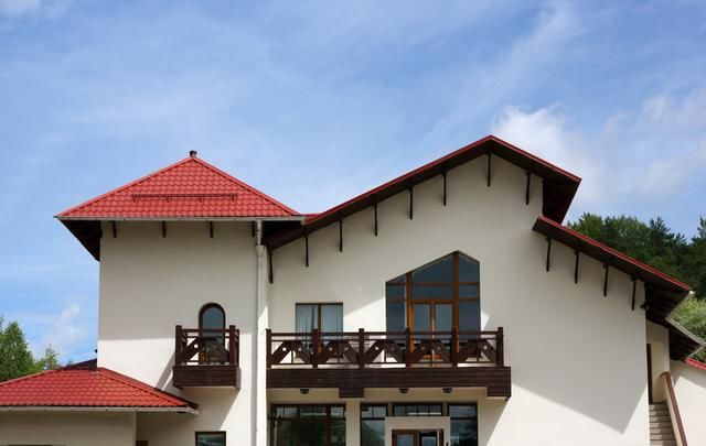 别用水泥瓦了，现在流行这种瓦片，环保结实能发电，电费都不用交