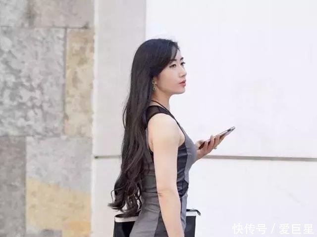  #穿搭#摄影小姐姐一件黄色的紧身背心，无袖的设计突显了好身材