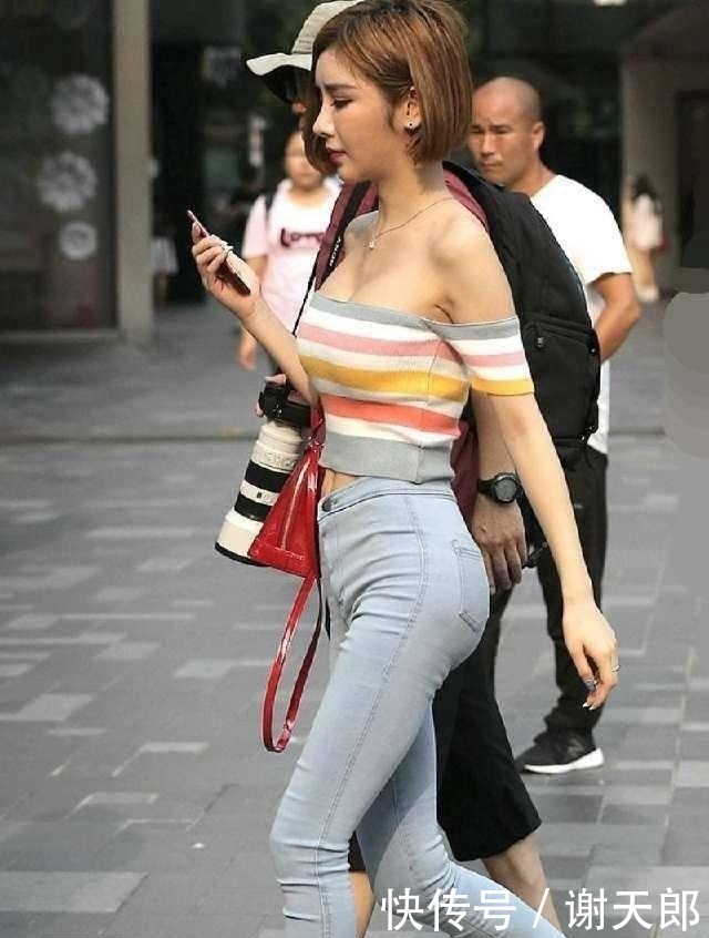  【风格】街拍小姐姐穿紧身牛仔裤，搭配得很是精巧，一看就是女神！