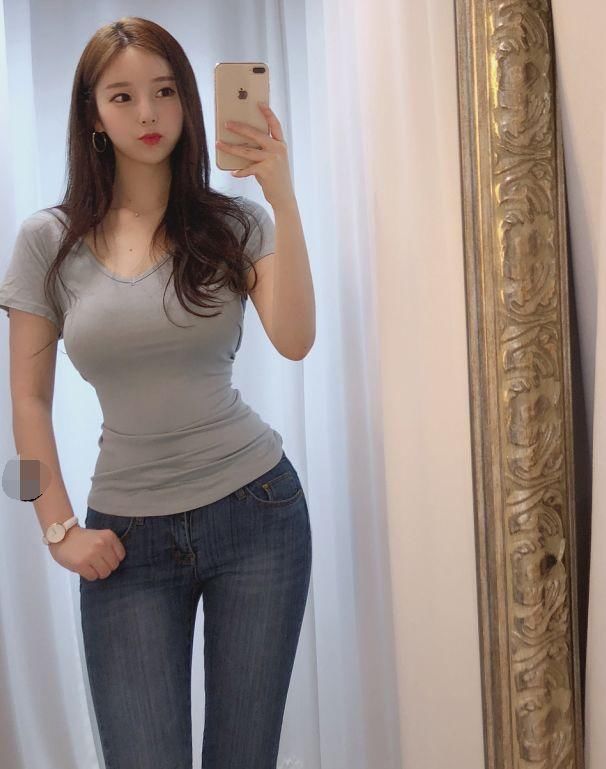 修身有型的牛仔裤美女,穿出紧致的曲线,魅力十足