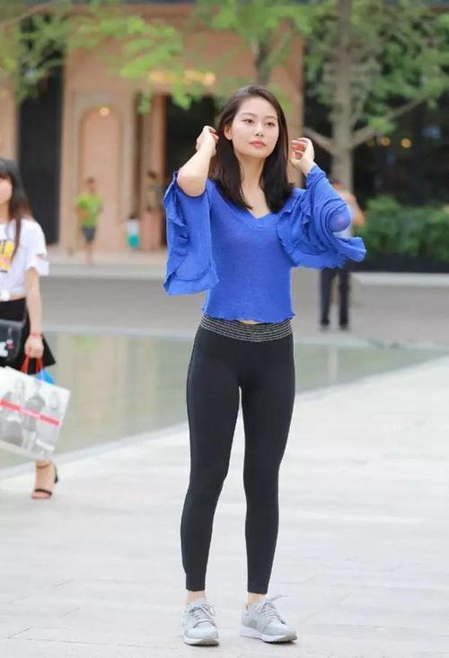 街拍：清秀漂亮的女生，薄款清凉的穿搭，展现身材魅力