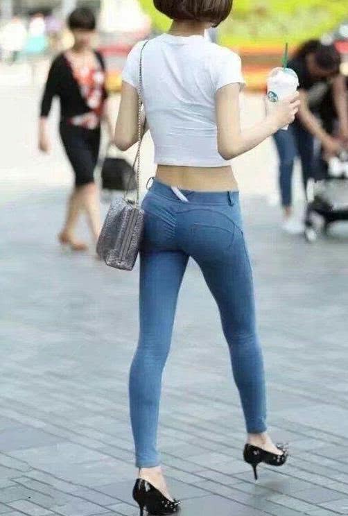 牛仔裤美女的美丽，靓丽青春，让人一见不忘