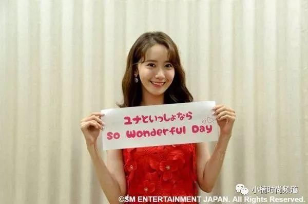 换上新发型!允儿的栗子奶茶发色配上波浪刘海亮相日本见面会!