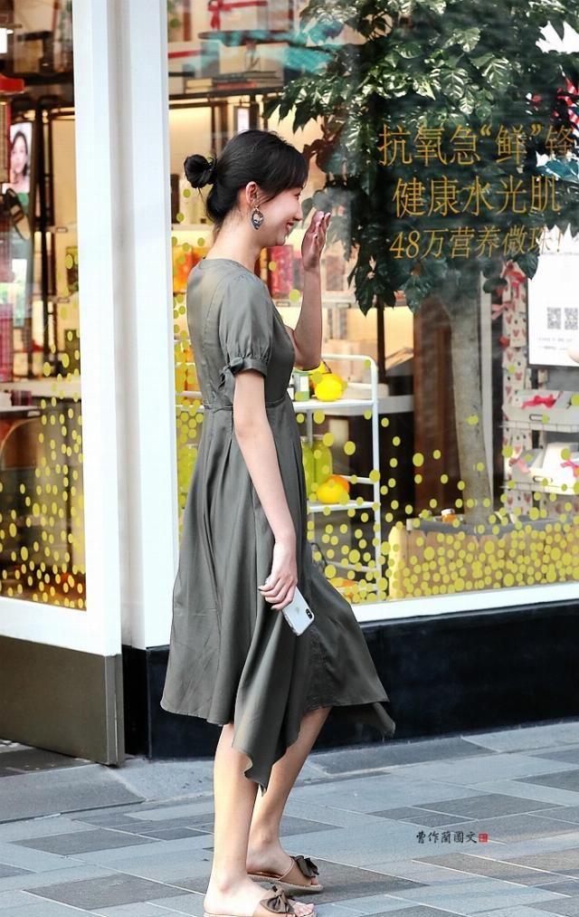  #能进能退#街拍：美女的这条连衣裙，贵在得体