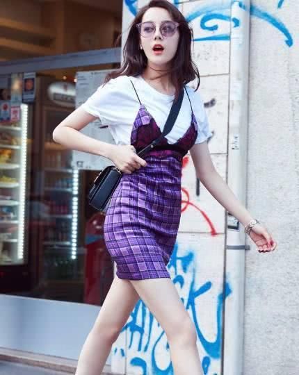 保守的迪丽热巴终于大胆了一次，裙子短到尽头，网友：心跳加速！