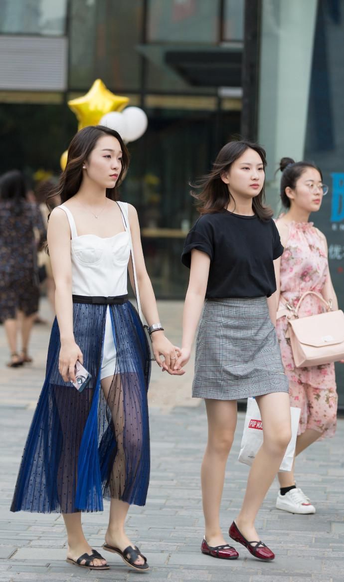 街拍:长得有点像混血儿的时尚小姐姐，衣服搭配非常气质!