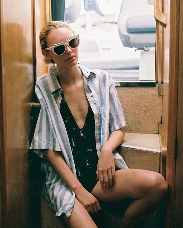 高级的泳衣，一定是纯色的!