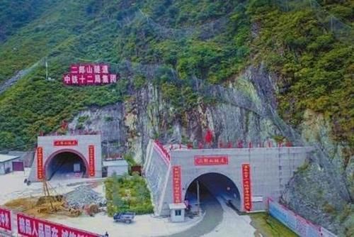  进度@中国最难开凿隧道：每天耗1吨炸药，日均作业进度4米凿通需