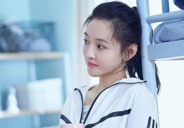  杨紫李@《冰糖炖雪梨》播出，女主角裸妆讨人喜欢不输杨紫李现，邓伦零演员片酬成闪光点！