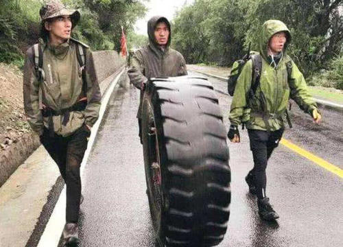 川藏线上的“穷游者”为何会推着一个轮胎？原来里面大有学问