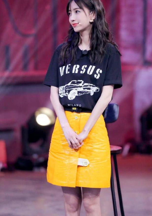 杨颖真会玩，皮裙特意开叉却又用大扣子扣住，网友:黄晓明不管管