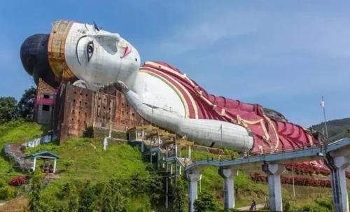 缅甸的这尊“卧佛”,静静躺在半山腰几十年,游客:越看越“吓人