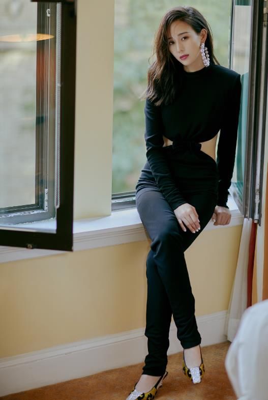 张钧宁看秀造型新鲜出炉，穿黑色连体裤尽显高挑好身材!