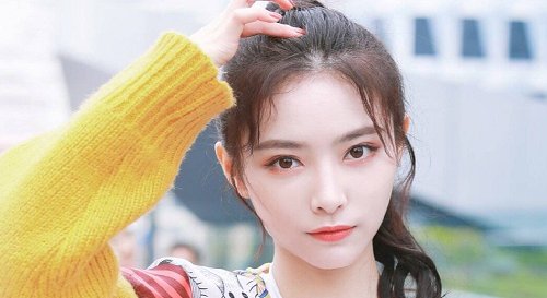  #节目里面#许佳琪人气为啥这么高？看到她衣服上面的徽章，似乎找到了答案