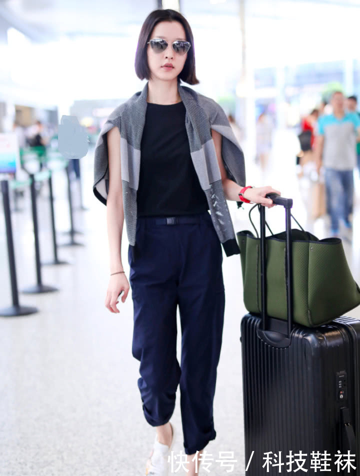 杜鹃太会玩了，“安全带”的裤头好新潮，穿垃圾袋都好看的人！