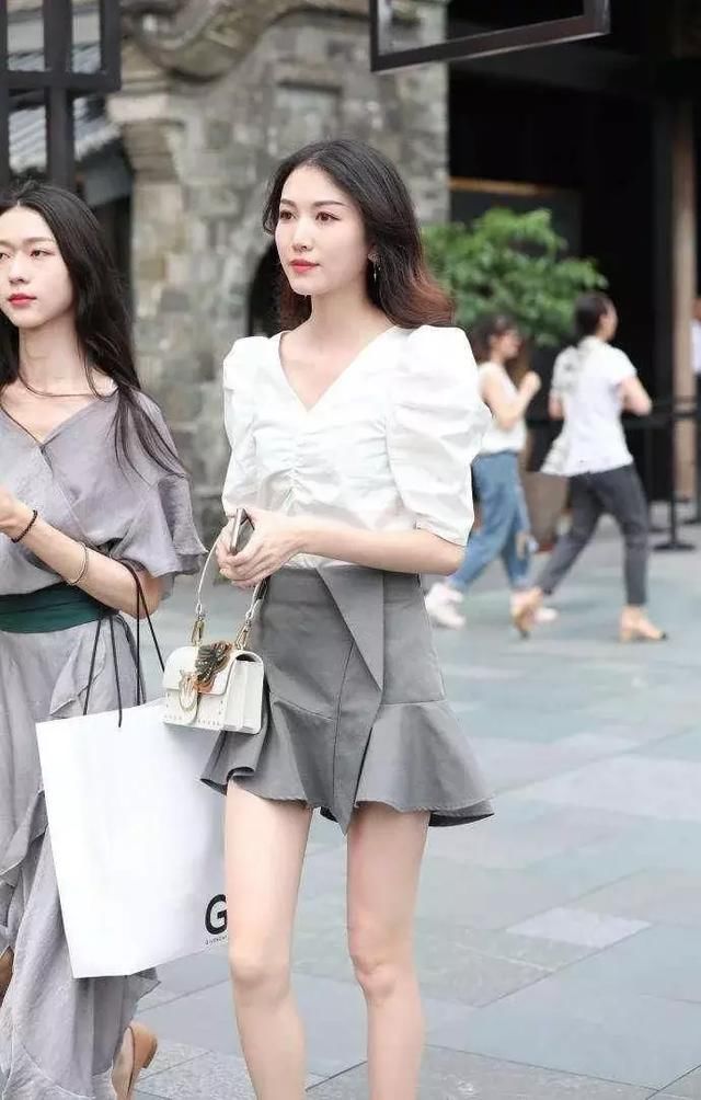 街拍：充满夏日风情的吊带上衣搭配黑色超短裤，很是凸显身材