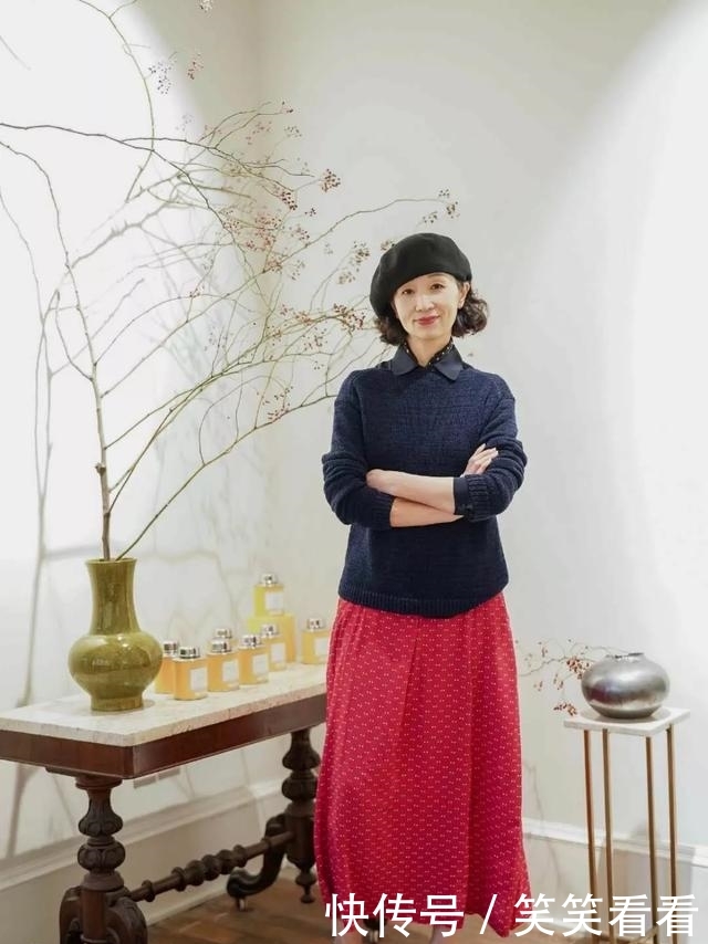  『管是搭配』女人过了50岁尽量不要打底裤配短靴，学三木妈妈这样穿，时髦减龄
