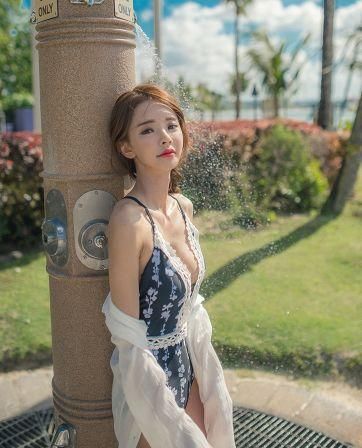 小姐姐穿着泳衣 非常显身材，穿上时尚大气