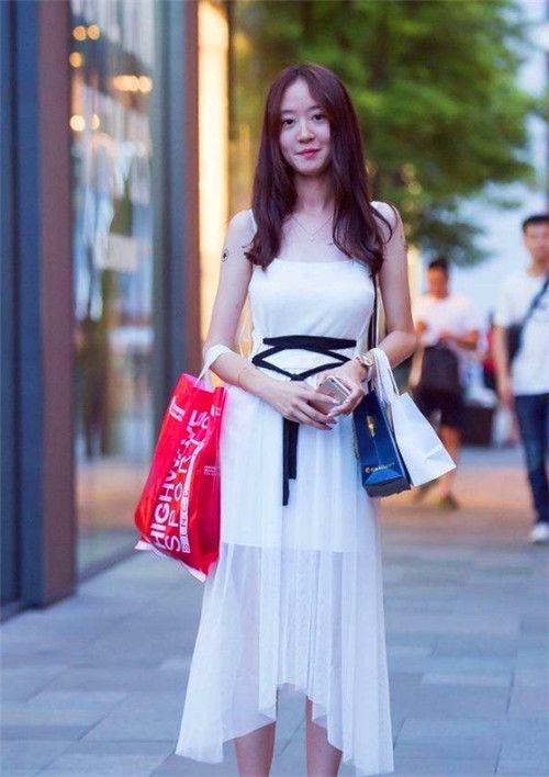  笑容|街拍：女神范的小姐姐，唯美的穿搭很动人，笑容甜美可人