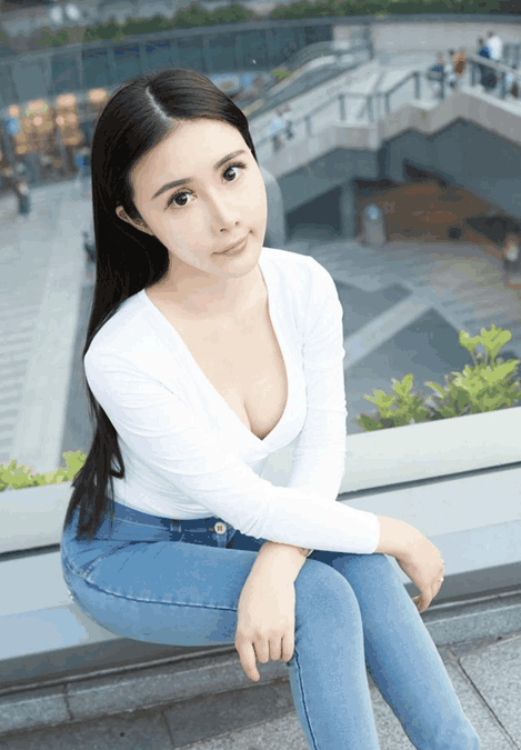 路人街拍：“美蛇腰”小姐姐，低腰破洞牛仔裤凸显高端大气上档次