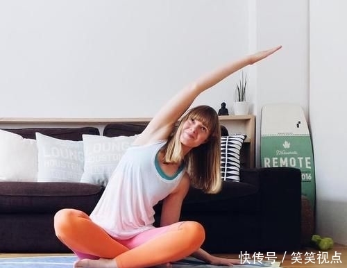  「手掌撑地」如何让穿短裙的你更加好看，练习瑜伽获得好身材，成就女神梦想