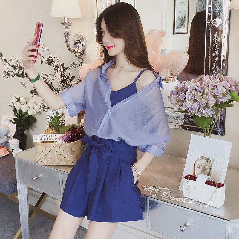 如果你不喜欢长裙，建议你穿短裤套装+裸鞋，拉长身材显高雅