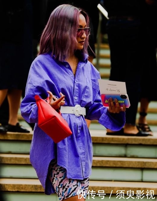  #时髦#春日怎么穿出彩？「鲜艳色+印花单品」，彰显个性时髦范！