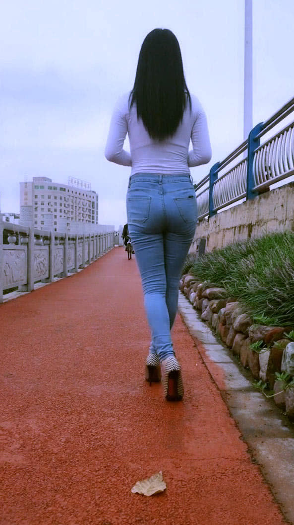 晨练中的紧身牛仔裤美女,在运动中自然地流露性感的魅力