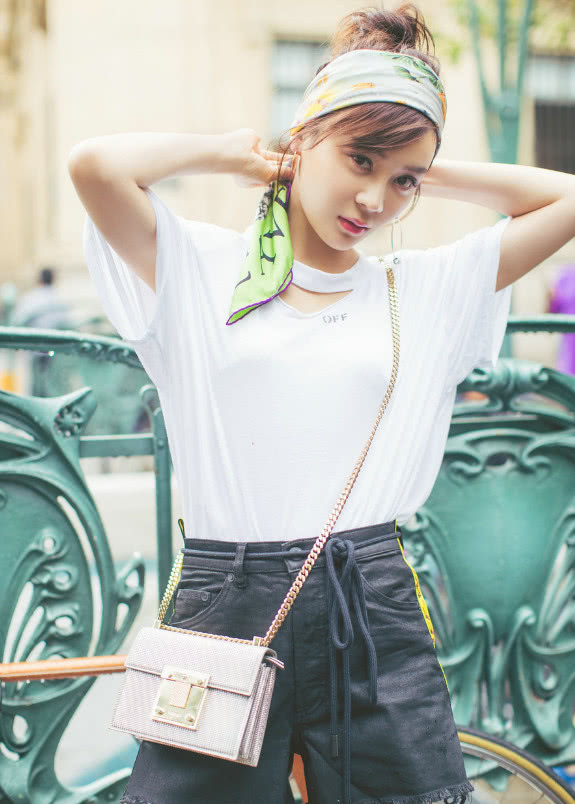 袁珊珊的裙子露个“大洞”，强迫症要犯了。网友：真想帮她捂住