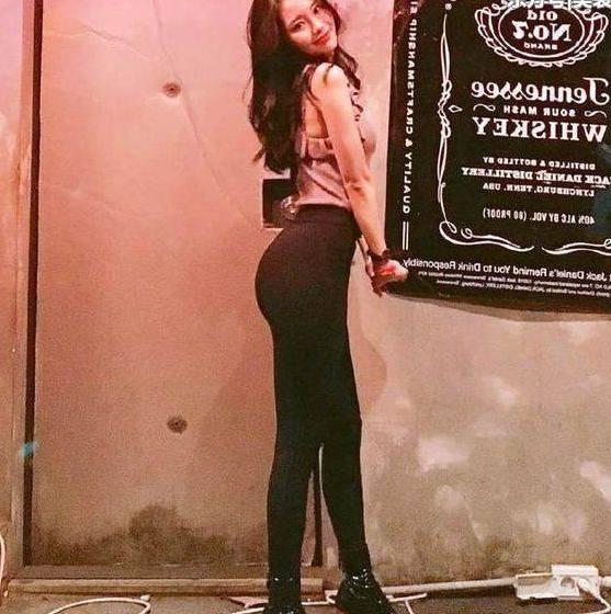 光彩照人的打底裤美女，充满了成熟女人味