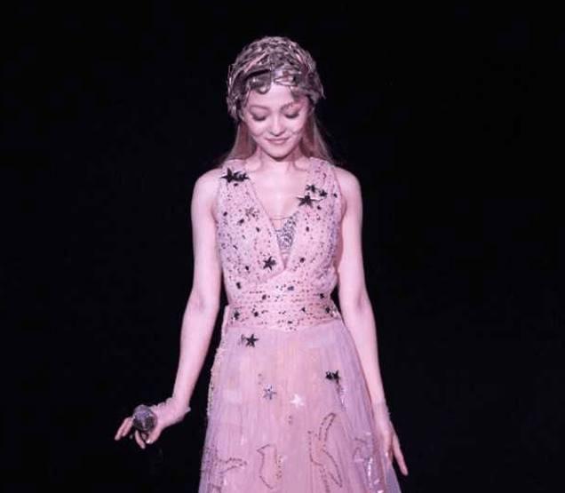 张韶涵穿波点裙撞上热巴，大10岁完全不输，网友：这才是真女神