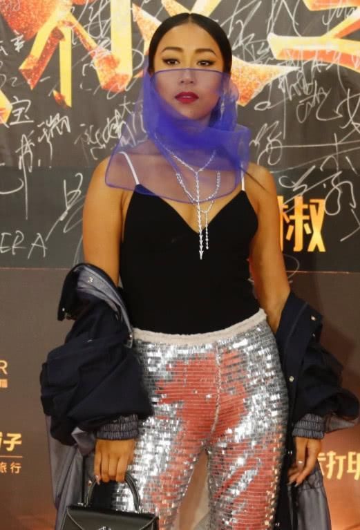 吉克隽逸为了美真拼!穿一双“玻璃鞋”现身，不怕割伤自己的脚?