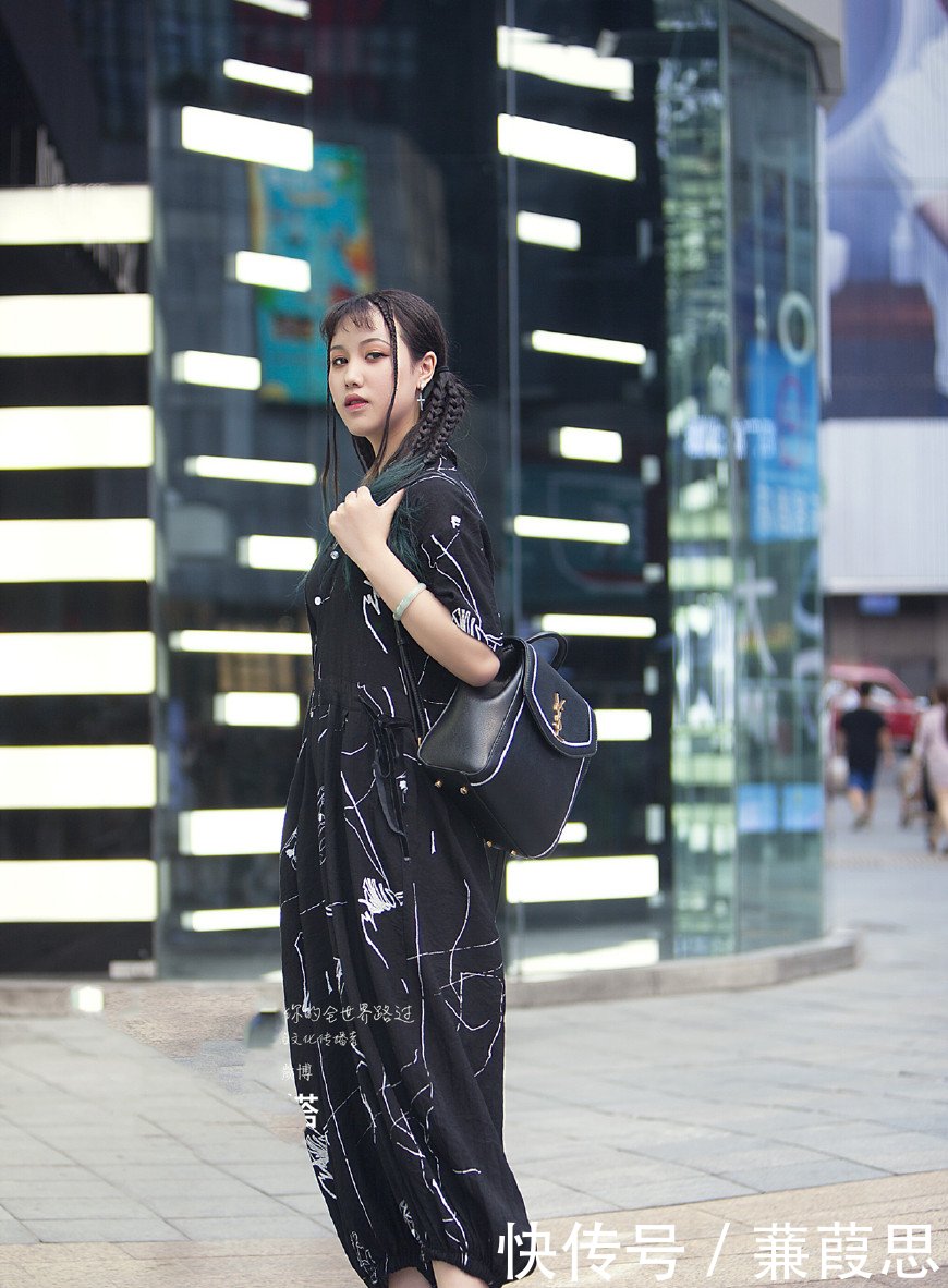 街拍：美女气质绝佳，颜值爆表，注定是街头的焦点