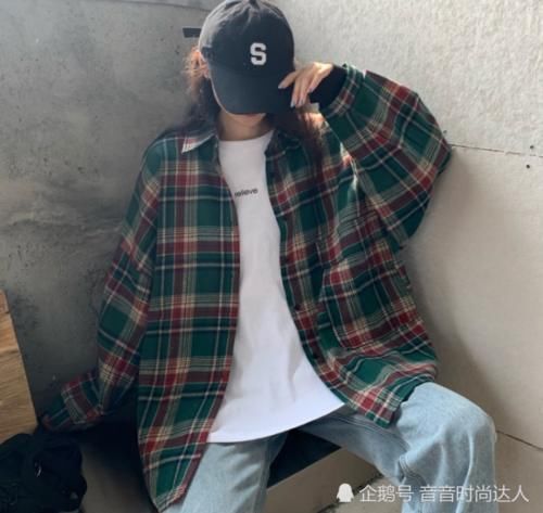  「春天」00后别总穿白衬衫了，瞧瞧网红“格子衫”，春天这样穿，又美又显瘦